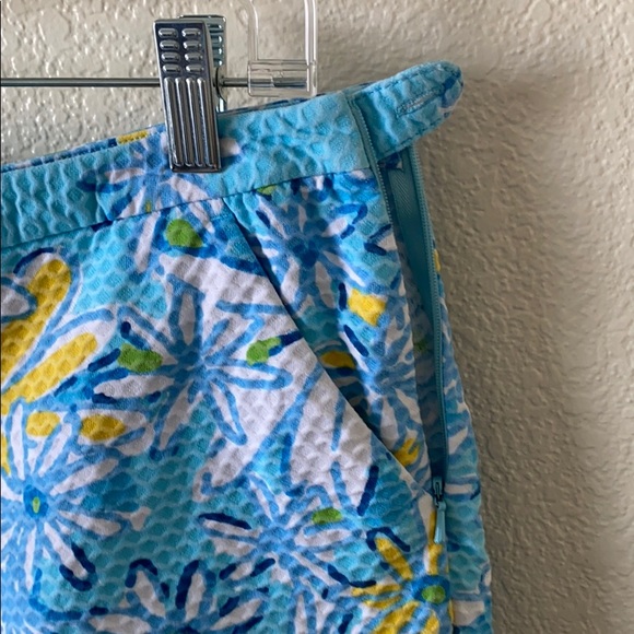 Lilly Pulitzer daisy blue shorts 🌼 - Picture 4 of 9